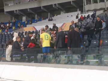 فيديو..بوطويل يصعد للمدرجات للقاء عائلته ومعجبون يلتقطون صور معه.