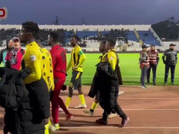 فيديو..رغم الهزيمة والإقصاء: لاعبو مينياما يحتفلون مع جماهيرهم في موقف