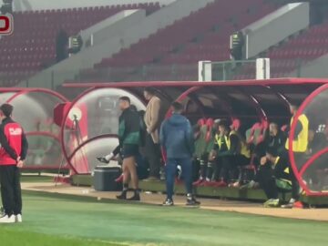 فيديو..نقاش بين كرسي احتياط الرجاء والفتح بعد الهدف الثاني.