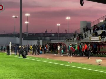 فيديولاعبو-الرجاء-يغادرون-الملعب-بحسرة-كبيرة-تحت-احتجاجات-الجماهير.jpg
