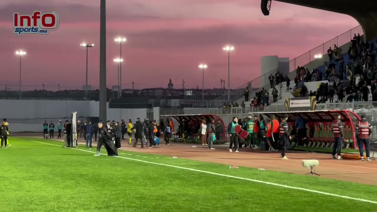 فيديو..لاعبو الرجاء يغادرون الملعب بحسرة كبيرة تحت احتجاجات الجماهير.