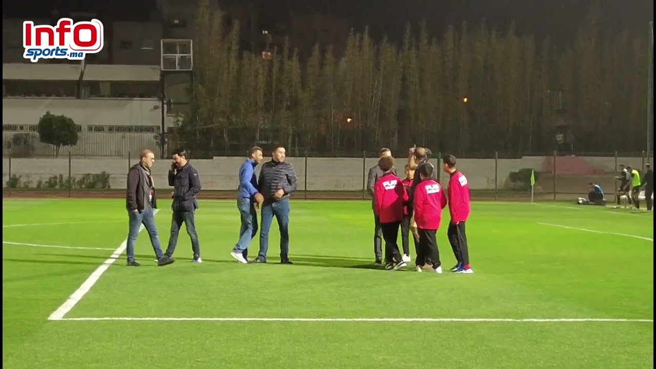 لقطة المباراة.. الزنيتي في مكالمة هاتفية مع محمد بودريقة بعد فوز  الرجاء على الفتح