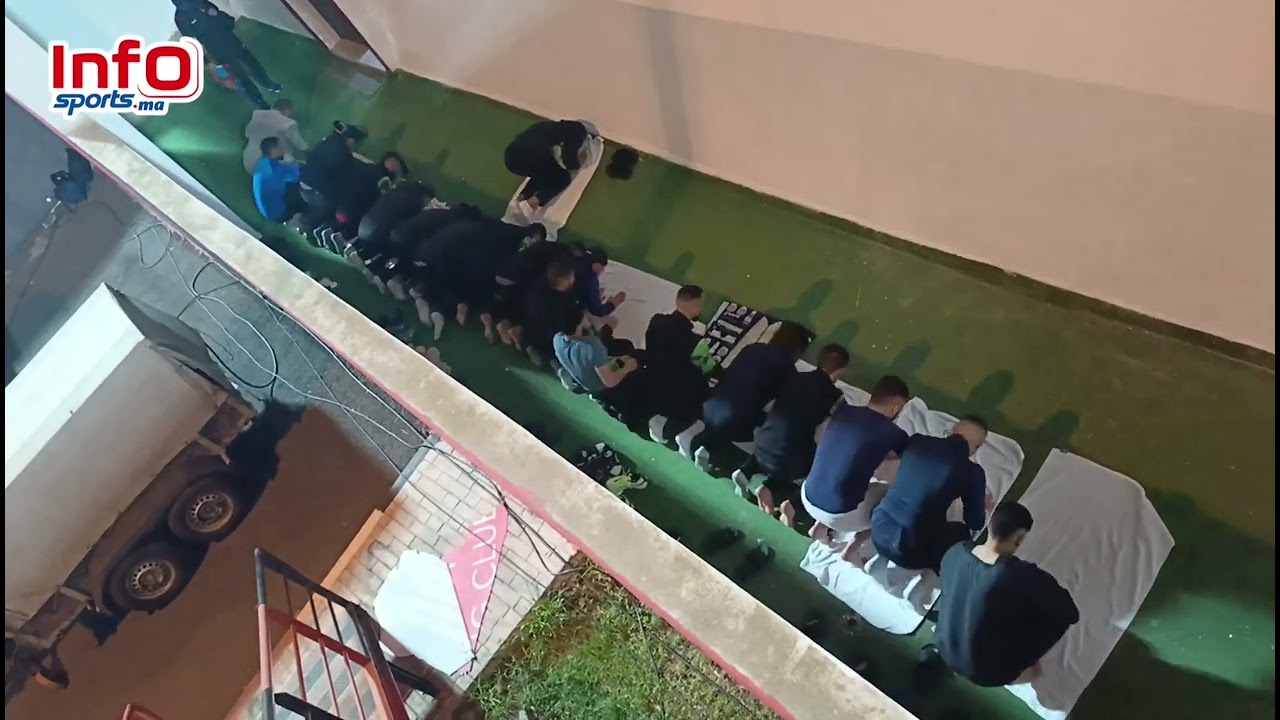 يؤمهم العراصي.. لاعبو الرجاء يؤدون صلاة العشاء جماعة قبل مواجهة شباب المحمدية