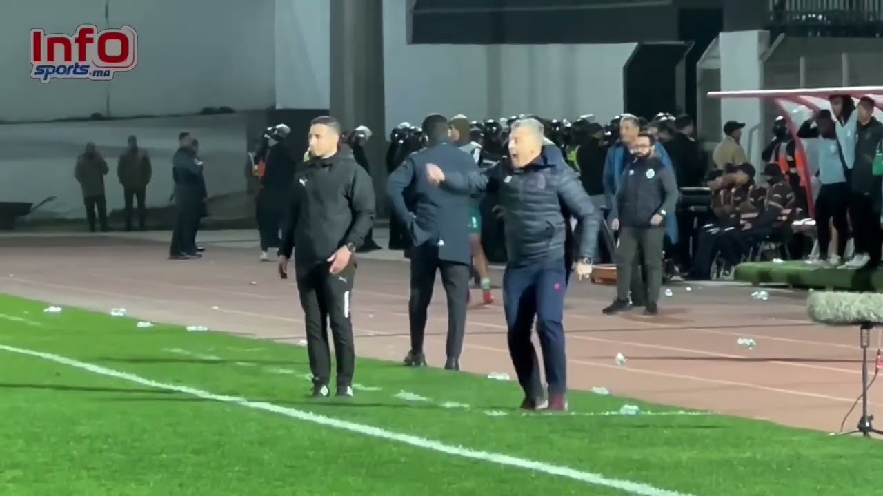 فيديو..كرسي احتياط آسفي يطالب الحكم بنهاية المباراة وفرحة كبيرة مع اللاعبين بأرضية الملعب.