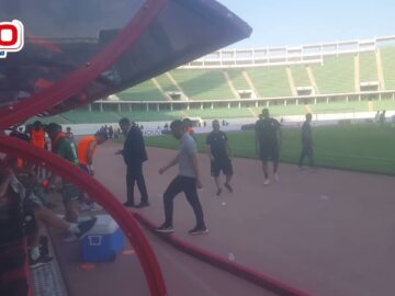 فيديو..هستيرية في كرسي احتياط الرجاء وزيمباور غاضب بعد إعلان نهاية