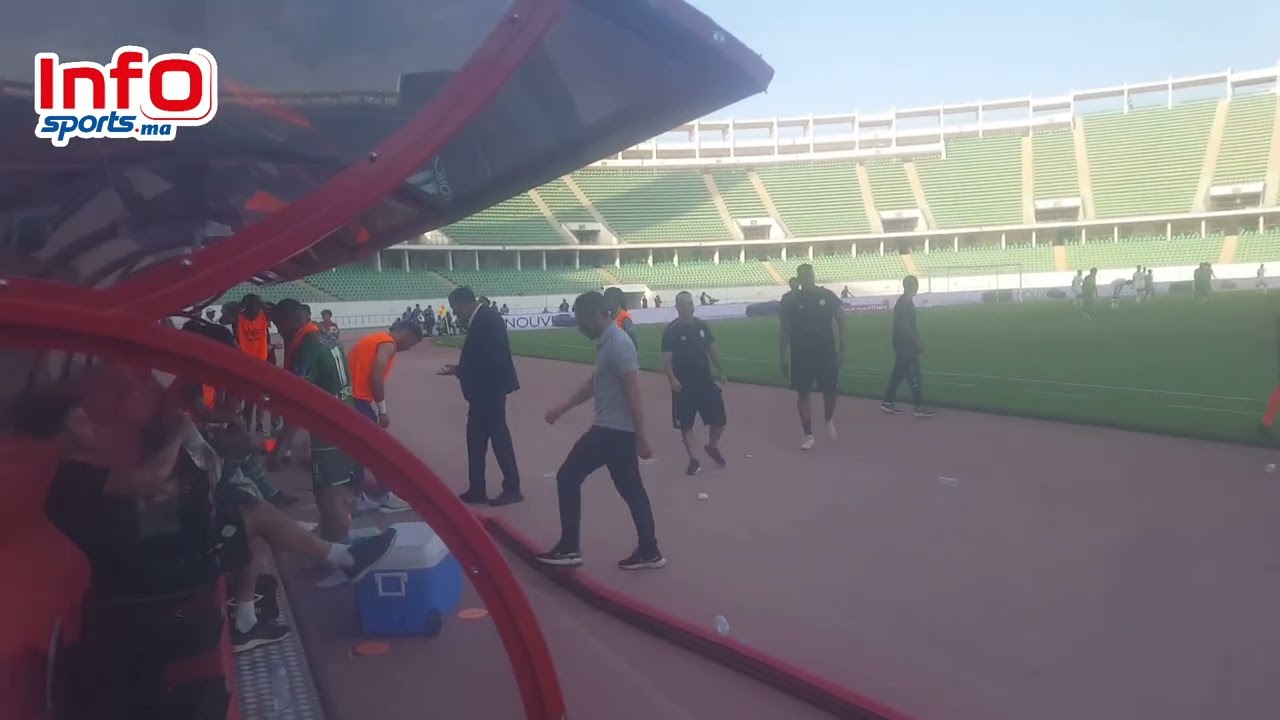 فيديو..هستيرية في كرسي احتياط الرجاء وزيمباور غاضب بعد إعلان نهاية المواجهة