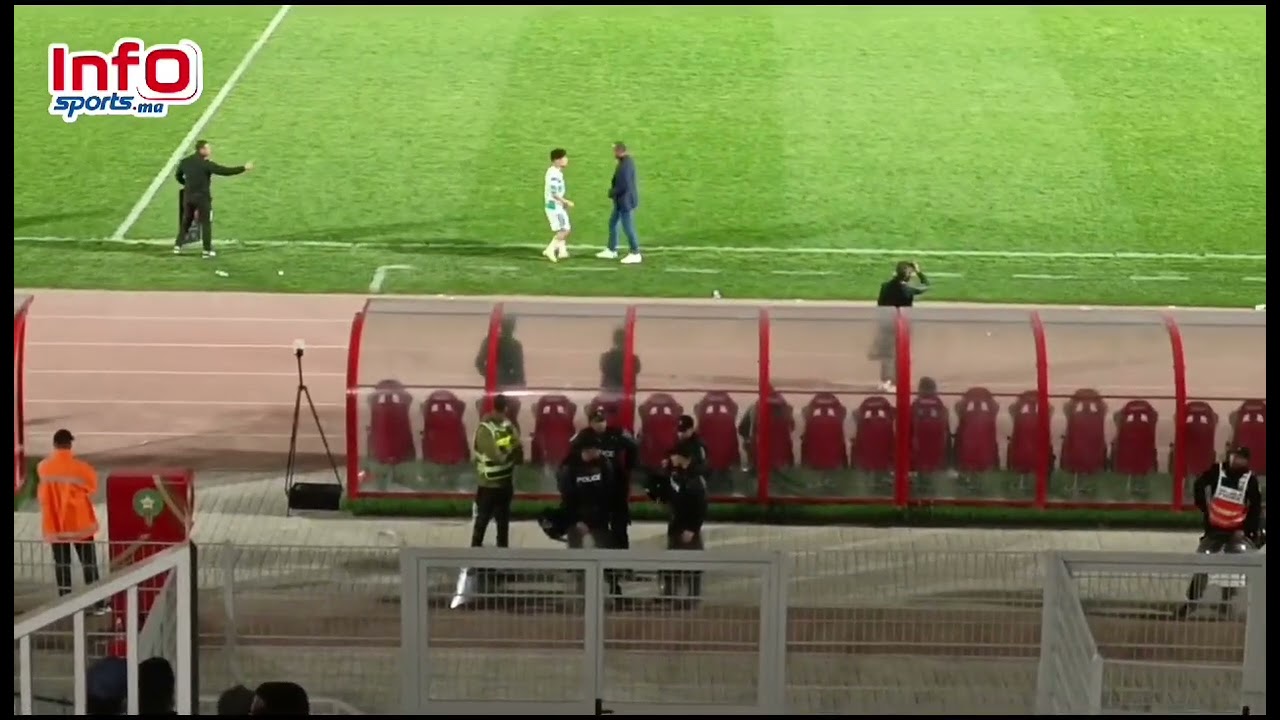 تشجيعات جماهير الرجاء للاعب الشاب أنور العلام في أول ظهور رسمي مع الفريق الأول
