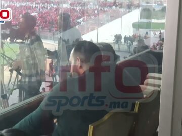 فيديو البنزرتي يتفاعل مع مباراة الوداد ويعطي التعليمات لمديحي بالهاتف