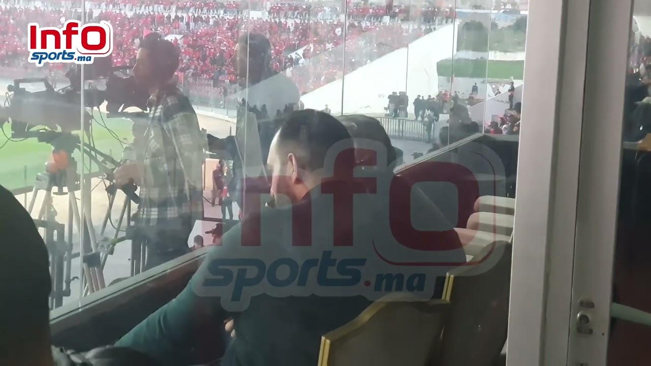 فيديو  البنزرتي يتفاعل مع مباراة الوداد ويعطي التعليمات لمديحي بالهاتف
