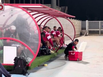 فيديو..الحيمر يصافح موكوينا قبل بداية مباراة السوالم والوداد