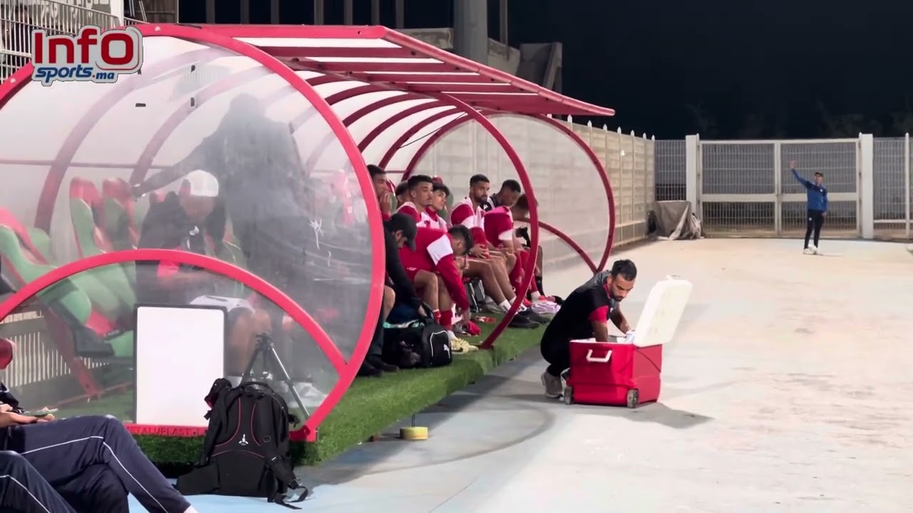 فيديو..الحيمر يصافح موكوينا قبل بداية مباراة السوالم والوداد