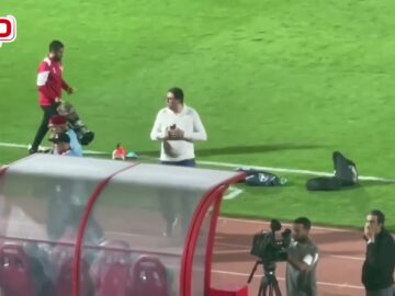 فيديو.. ايت منا حاضر بملعب العربي الزاولي بعد عودته من