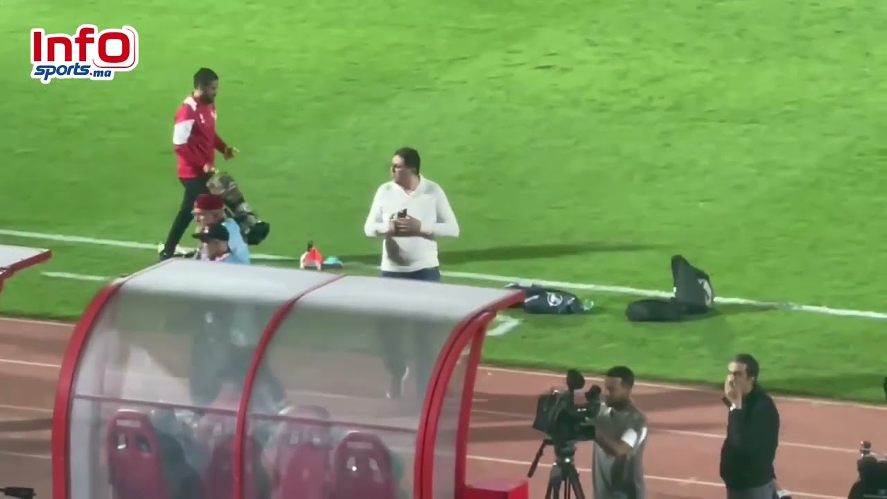فيديو.. ايت منا حاضر بملعب العربي الزاولي بعد عودته من فرنسا من أجل العلاج