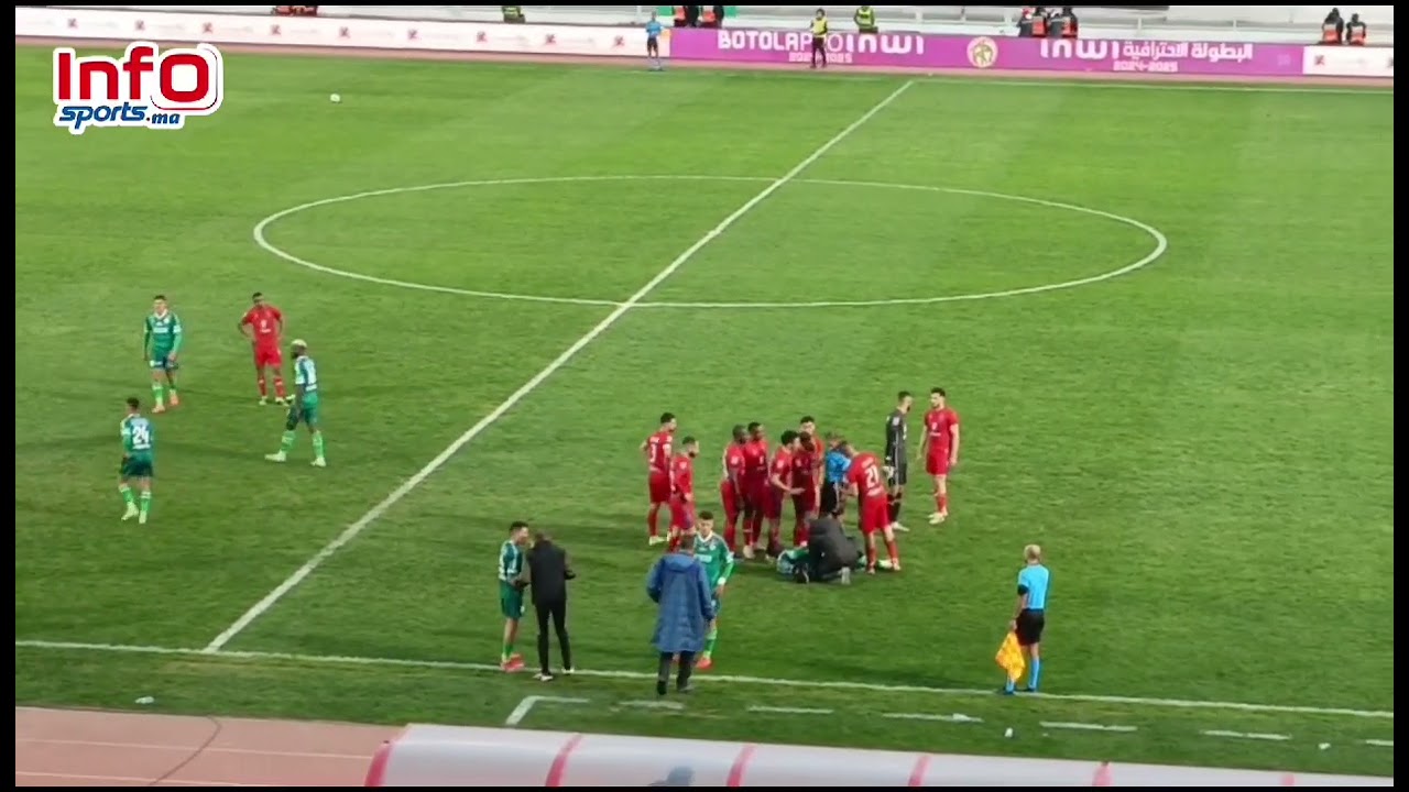احتجاجات لاعبي أولمبيك أسفي على الحكم بعد طرد ديارا أمام الرجاء