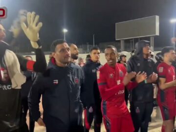 فيديواحتفالية-مجنونة-للاعبي-آسفي-مع-الجماهير-بعد-التعادل-أمام-الرجاء.jpg