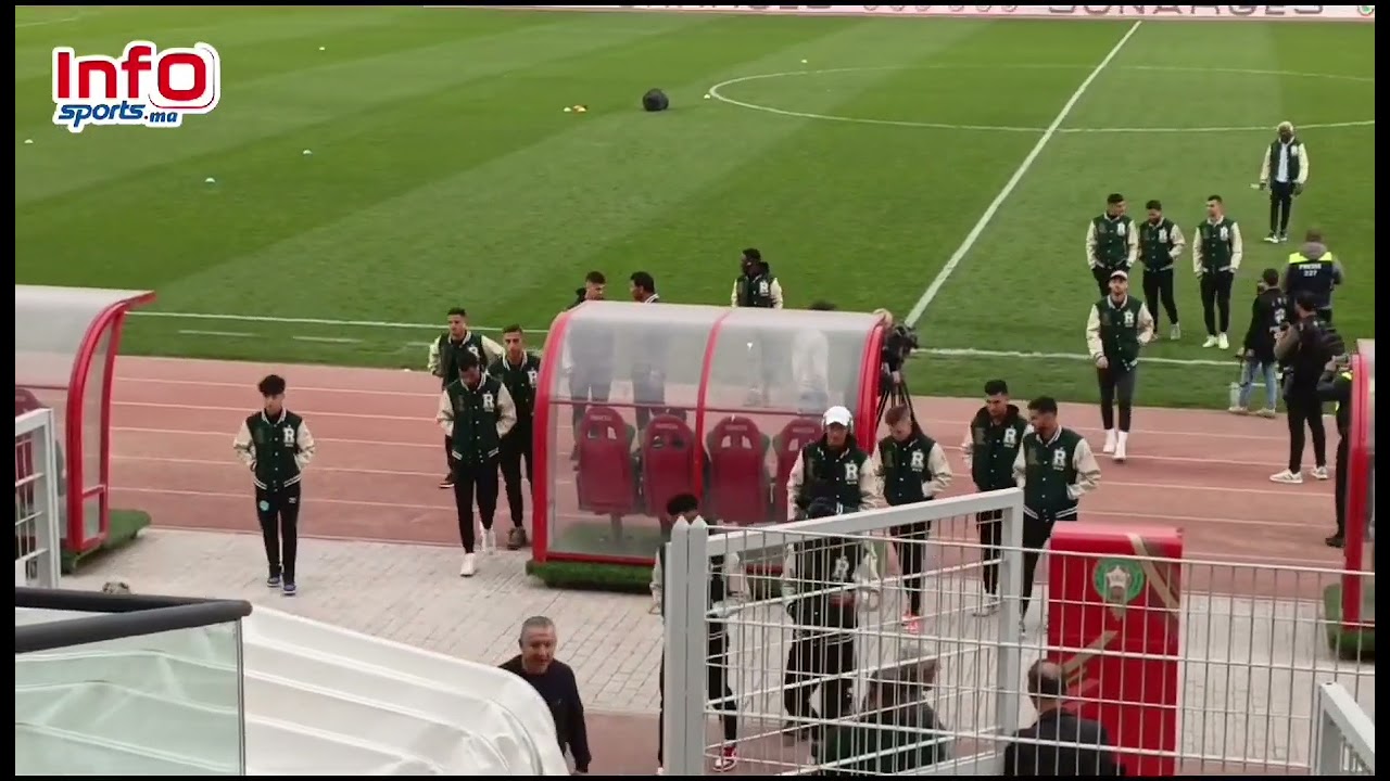 لاعبو الرجاء يخرجون تحت تصفيق وتشجيع الجماهير بعد تفقد أرضية ملعب العربي الزاولي
