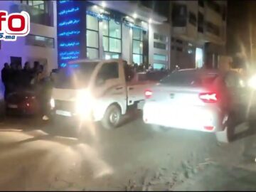 فيديو..توافد كبير للجماهير وأجواء حزن عميق أمام المصحة بعد وفاة