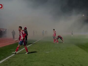 فيديو..جماهير الرجاء ترمي الشهب الاصطناعية بأرضية ملعب الزاولي ورجال الإطفاء