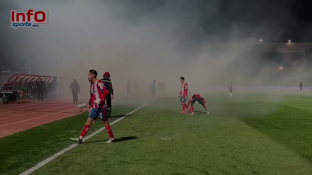 فيديو..جماهير الرجاء ترمي الشهب الاصطناعية بأرضية ملعب الزاولي ورجال الإطفاء يتدخلون لإزالتها.