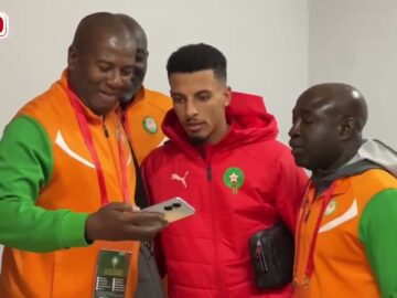 فيديو..لقطة طريفة طاقم النيجر يطلب التقاط صورة تذكارية مع أوناحي.
