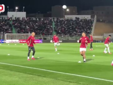 فيديو..تفاعل رائع للاعبي المنتخب الوطني مع الجماهير لحظة دخول الملعب