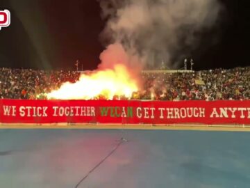 الجماهير المغربية توجه رسالة للملك محمد السادس وتبدع بكراكاج مميز