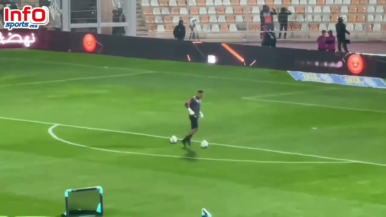 دخول لاعبي الوداد الرياضي والنهضة البركانية لأرضية الملعب من أجل الإحماء