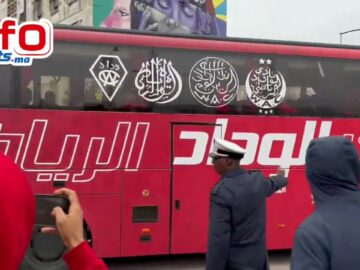 فيديو-لحظة-وصول-حافلة-الوداد-لدونور-تحت-تشجيعات-وتصفيقات-الجماهير.jpg