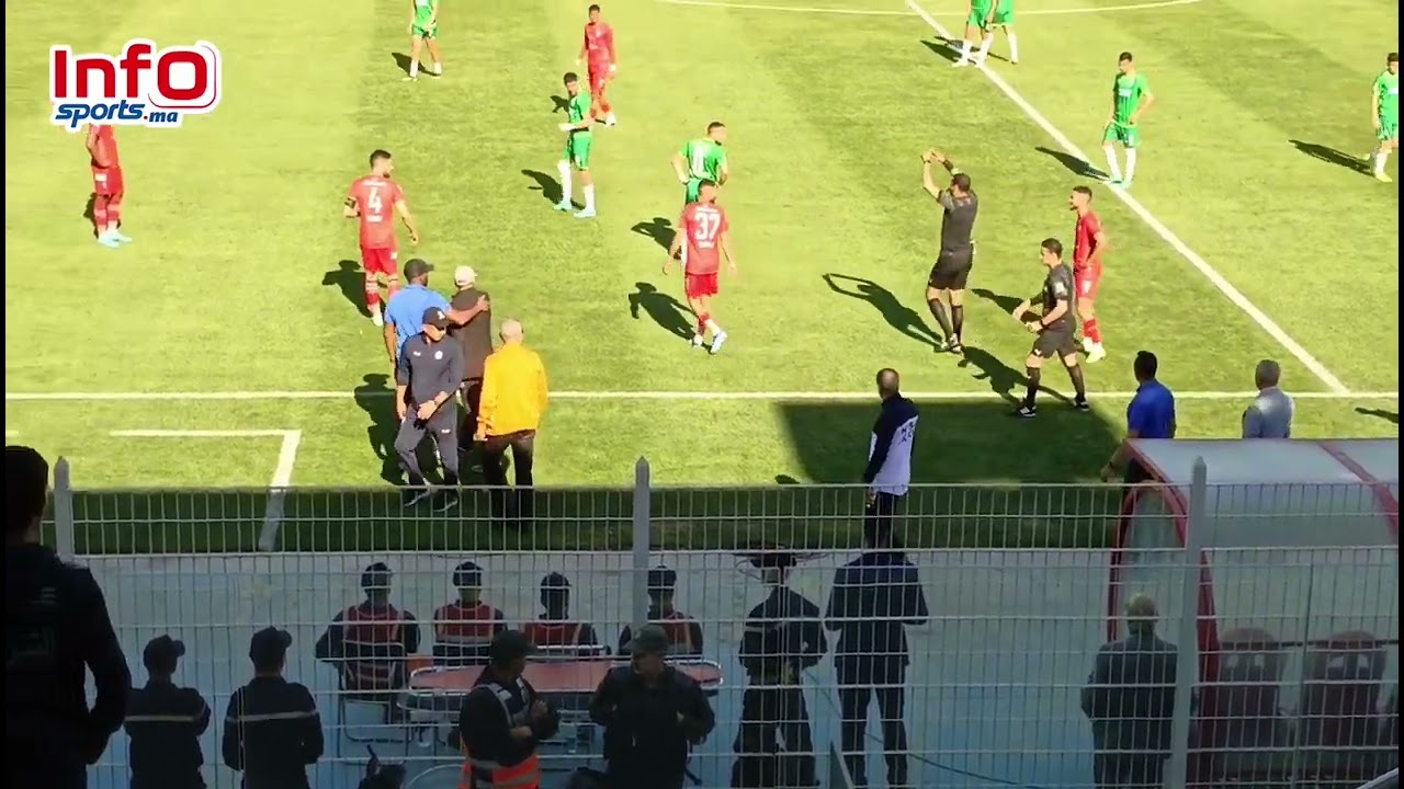 فيديو..لقطة غريبة.. السكيتيوي يحتج بشدة على الحكم ويهدد بمغادرة مباراة الرجاء وحسنية أكادير.