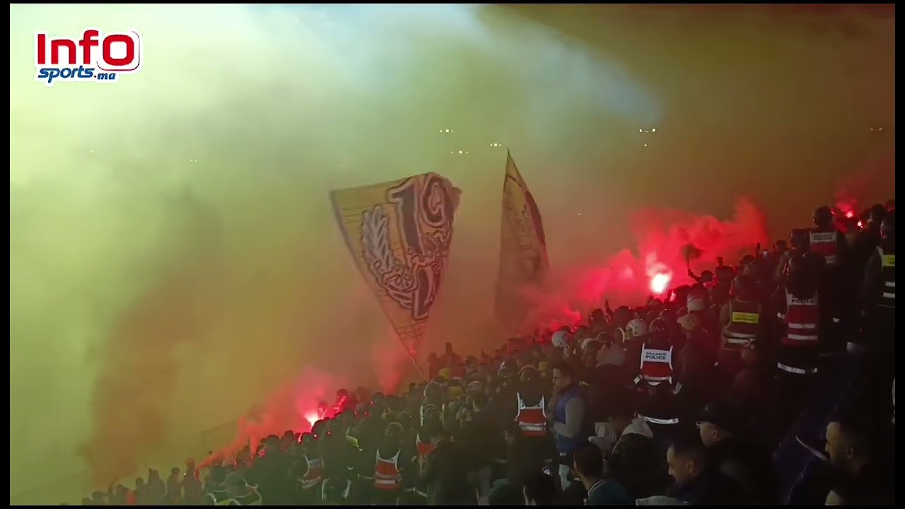 كراكاج فاطال تايغرز في مباراة الرجاء والماص يغطي ملعب العربي الزاولي بسحابة صفراء