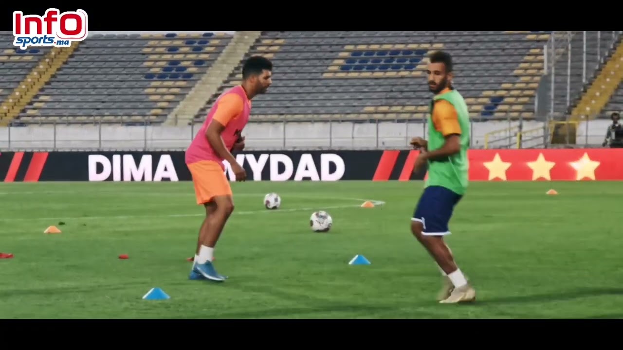 لاعبو السوالم في حركات تسخينية استعدادا لمواجهة الوداد