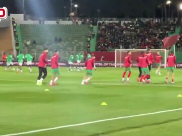 هكذا-استقبلت-الجماهير-المغربية-لاعبي-المنتخب-الوطني-بالملعب-الشرفي-بوجدة.jpg