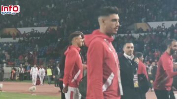 فيديو..لهتيمي يغادر الملعب متكئا على ممرض الوداد بسبب الإصابة.