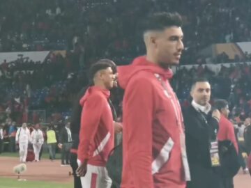 فيديو..لهتيمي يغادر الملعب متكئا على ممرض الوداد بسبب الإصابة.