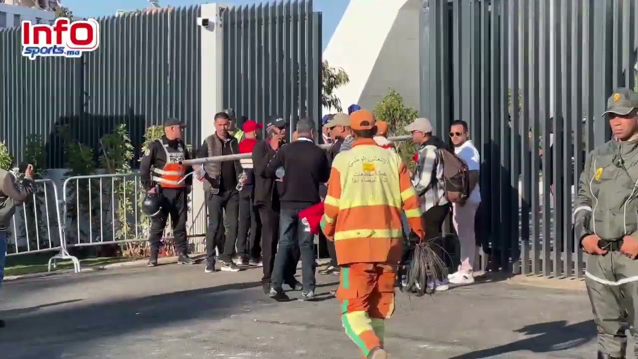 فيديو..منظمو الديربي يتداركون خطأهم وارتباك كبير وارتجالية في رفع العلم الوطني بدونور.