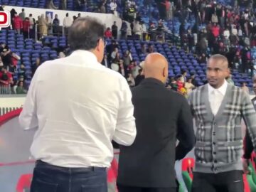 فيديو.. آيت منا يواسي وعناق حار مع موكوينا.