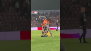 فيديو..رجل أمن يعتدي على قاصر بطريقة سيئة اقتحم أرضية الملعب.