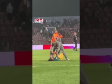 فيديو..رجل أمن يعتدي على قاصر بطريقة سيئة اقتحم أرضية الملعب.