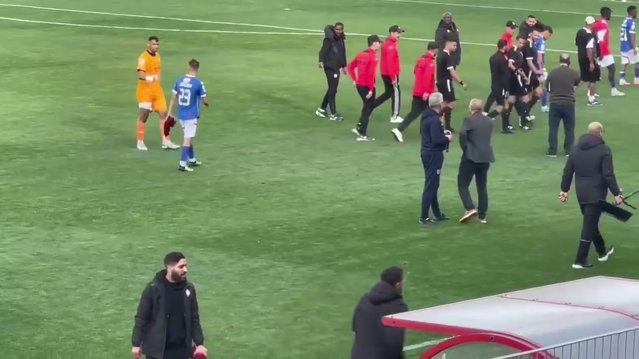 فيديو..احتجاجات كبيرة لجماهير الوداد على اللاعبين ومكوينا بعد الإقصاء