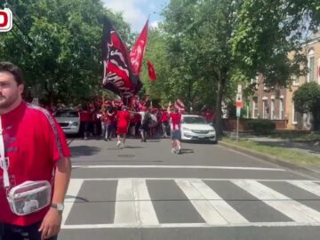 فيديو..كورتيج رائع واحتفالية كبيرة لجماهير الوداد في طريقها إلى الملعب.