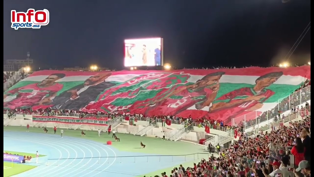 الجماهير المغربية تتغنى بالركراكي وحكيمي ودياز والنصيري في تيفو رائع في مباراة المغرب وتونس