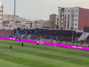 تبادل التحية مابين الجماهير الودادية والجماهير المسفيوية