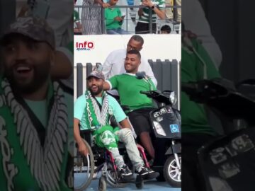 لقطة إنسانية رائعة من الشابي رفقة جماهير الرجاء من ذوي