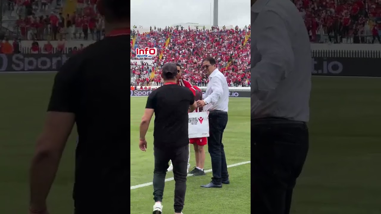 فيديو..لحظة إنسانية رائعة..الوداد  يخصص تكريم رائع للطفل الكفيف وسط تفاعل كبير من الجماهير.