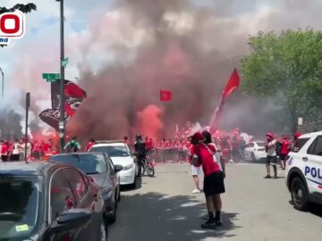 فيديو..جماهير الوداد تبهر وتبدع في شوارع واشنطن فكراكاج رائع واحتفالية