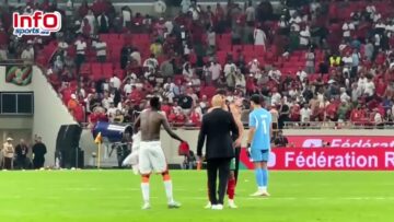 فيديو..حوار خاص بين بونو والزاكي بأرضية الملعب بعد التأهل التاريخي.