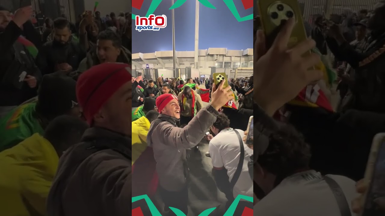الجماهير المغربية تخلق أجواء خاصة مع الجماهير المالية بعد نهاية المباراة