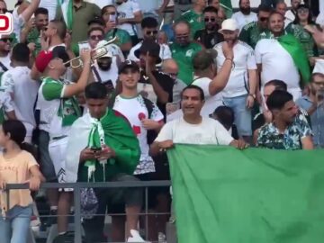 فيديو..مغربي وسط مشجعي الجزائر لمساندتهم في مواجهة غينيا.