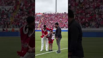 الطفل الكفيف يتحول إلى كابو الجماهير ويلهب مدرجات الوداد بشعارات