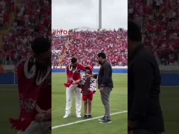 الطفل الكفيف يتحول إلى كابو الجماهير ويلهب مدرجات الوداد بشعارات